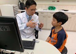 8歲男童長年耳悶塞併聽力下降 耳咽管微創內視鏡手術大幅改善