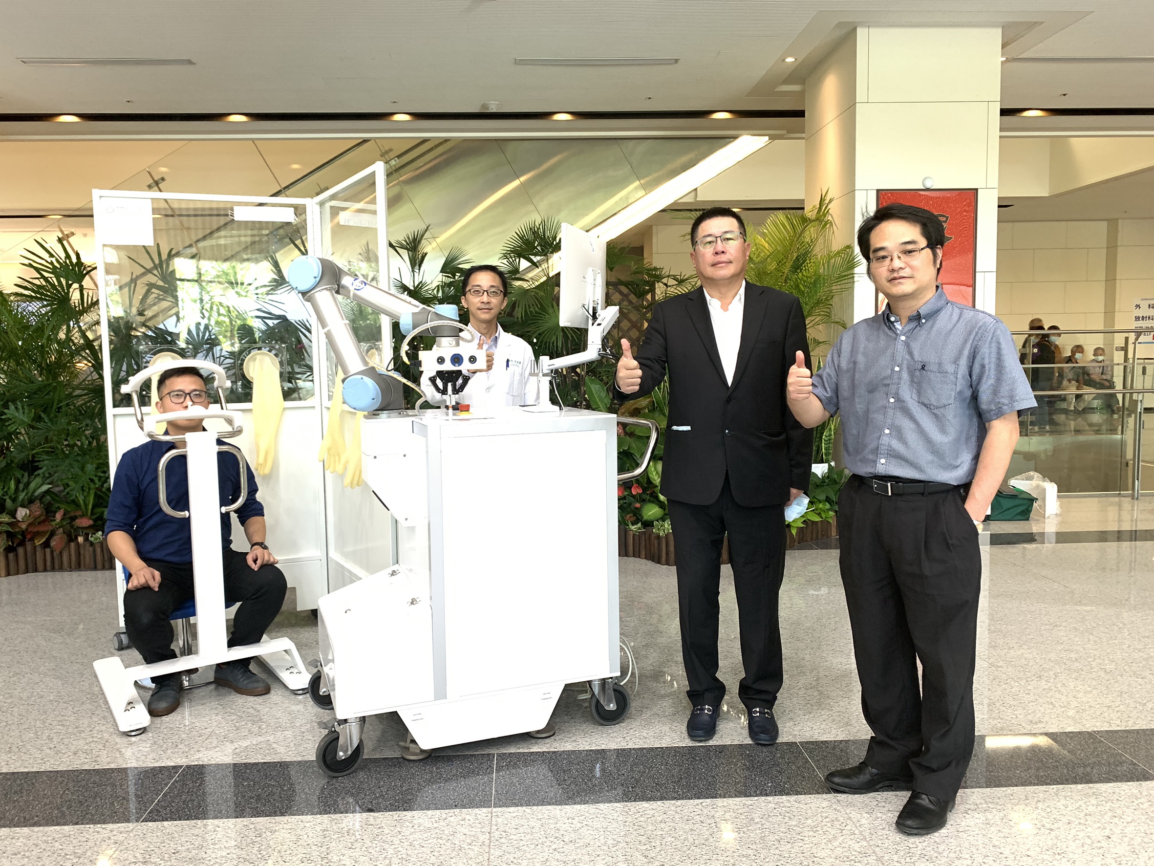 「自動鼻咽採檢機器人」採檢COVID-19 安全精準