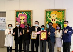 中醫大藝廊開幕 8藝術家展出40畫作療癒病患