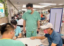 中醫大新竹藝廊施打疫苗 民眾肯定效率和服務品質