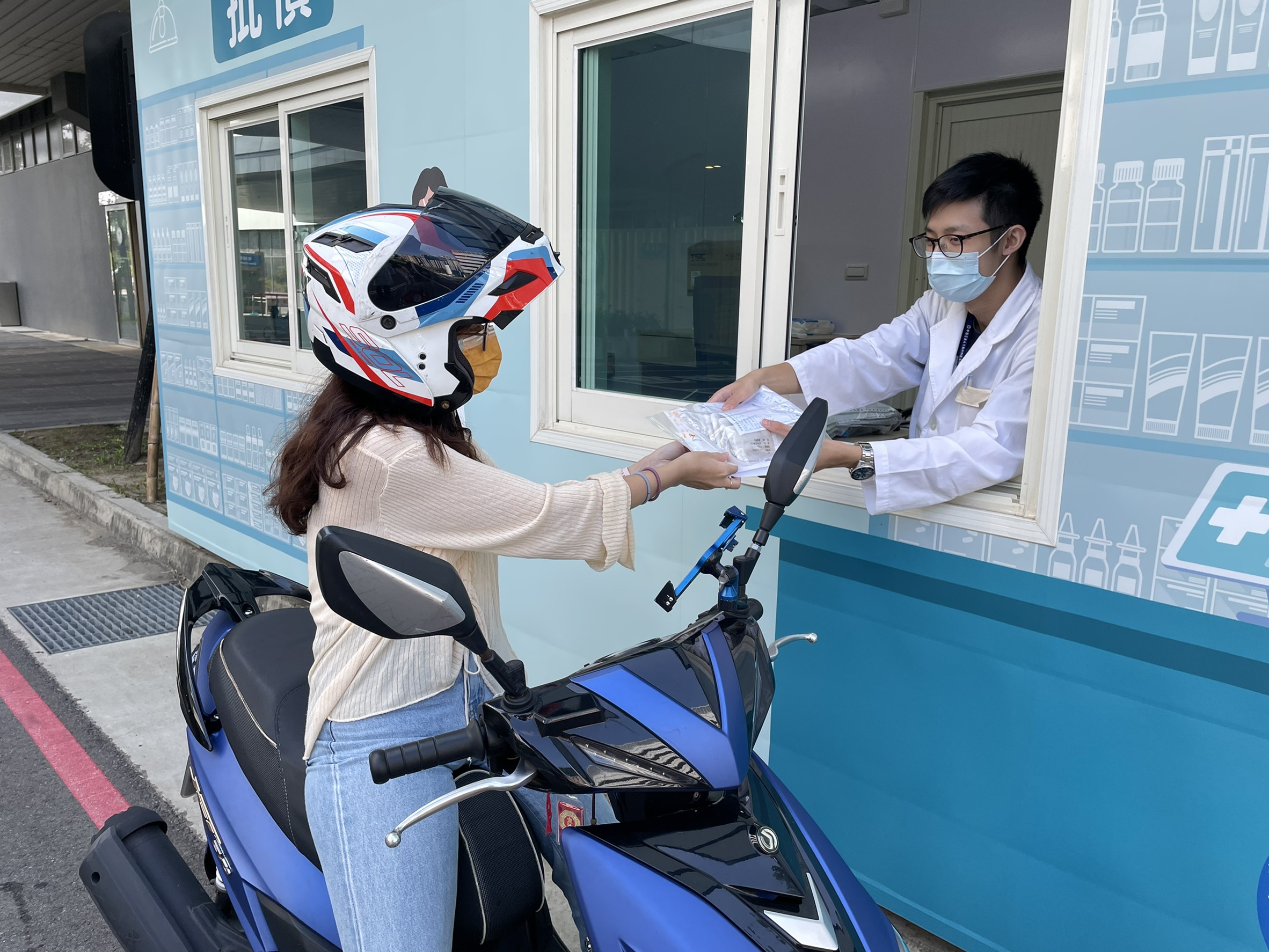 免下車省時避免感染 藥來速批價領藥快篩一次搞定