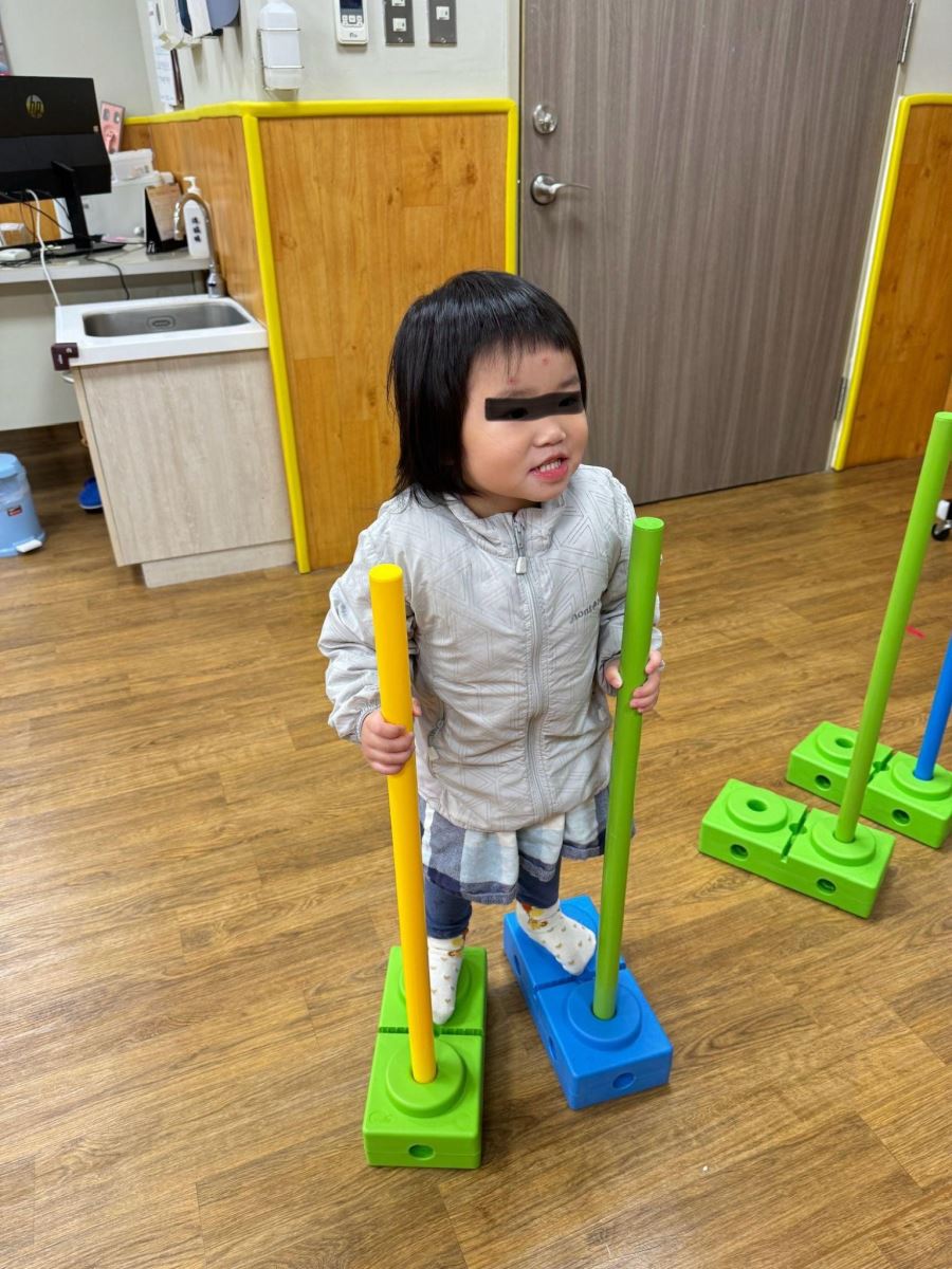 練習踩高蹺