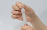 套上針頭外蓋並轉開針頭示意圖