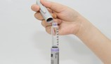 取出注射筆並轉開筆套示意圖